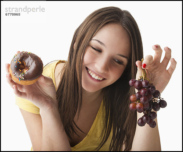 Frau  halten  Weintraube  jung  Donut