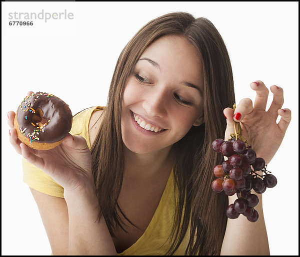 Frau  halten  Weintraube  jung  Donut