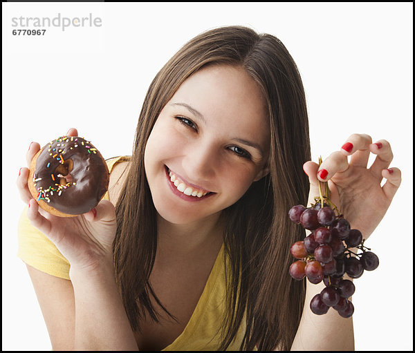 Portrait  Frau  halten  Weintraube  jung  Donut  Studioaufnahme