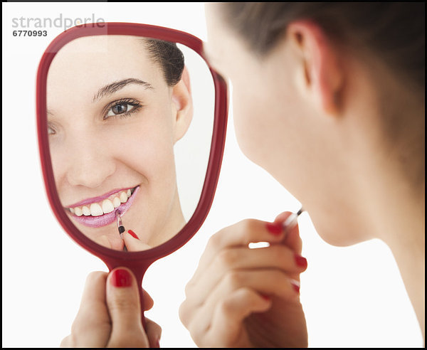 eincremen  verteilen  Portrait  Frau  Lippenstift  jung  Studioaufnahme  auftragen  Spiegel