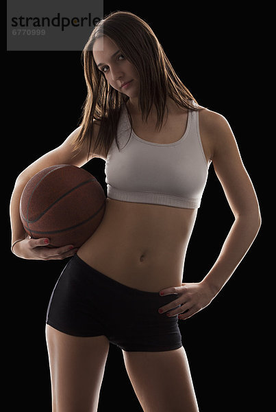 Portrait  Frau  halten  Basketball  jung  Studioaufnahme