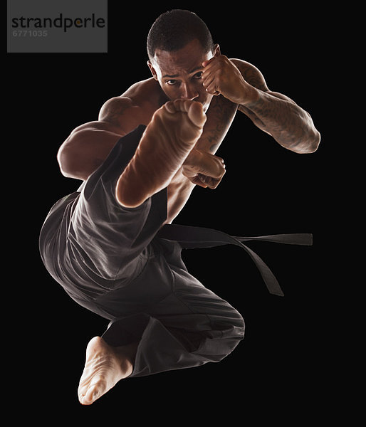 In der Luft schwebend  treten  Kunst  schießen  Studioaufnahme  Kampfsportler  Auszubildende