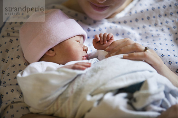 Neugeborenes  neugeboren  Neugeborene  Portrait  Mädchen  Mutter - Mensch
