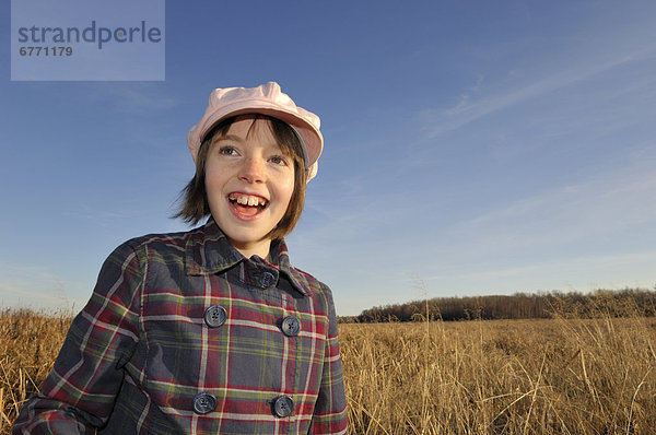 stehend  lächeln  offen  Feld  jung  Mädchen  Alberta