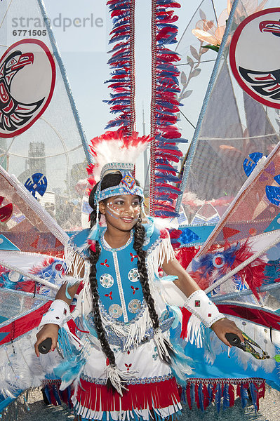 Junges Mädchen in Kostüm für die Caribana Festival Parade  Toronto  Ontario