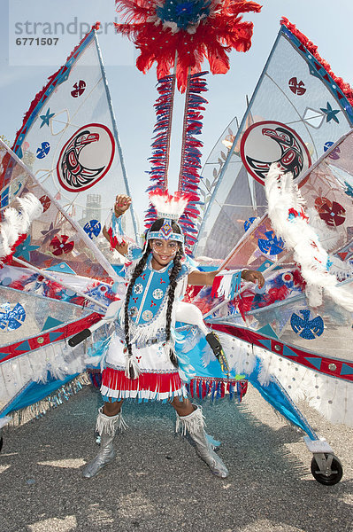 Junges Mädchen in Kostüm für die Caribana Festival Parade  Toronto  Ontario