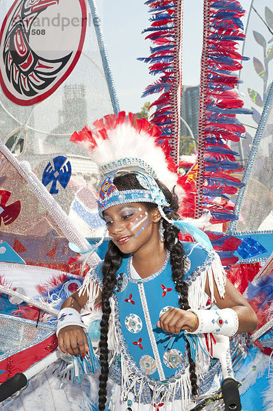 Junges Mädchen in Kostüm für die Caribana Festival Parade  Toronto  Ontario