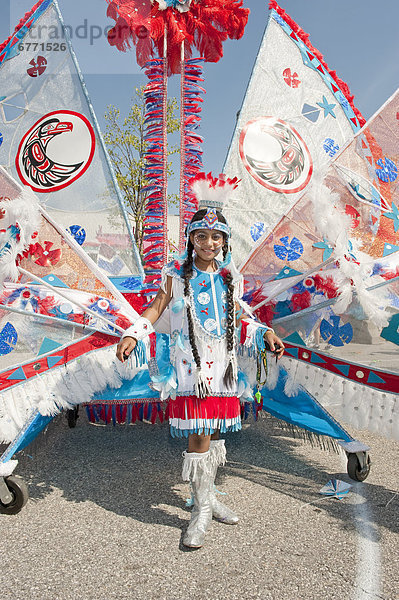 Junges Mädchen in Kostüm für die Caribana Festival Parade  Toronto  Ontario