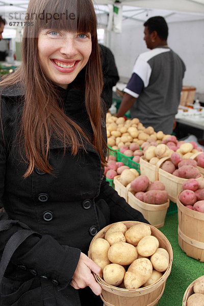 Frau  halten  Kartoffel  Landwirtin  Markt  Ontario  Toronto