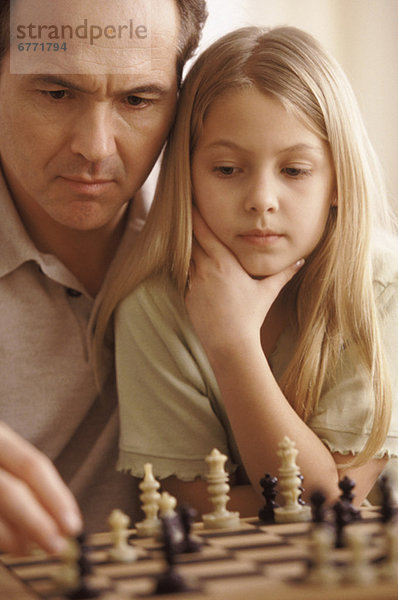 Menschlicher Vater Schach Tochter spielen