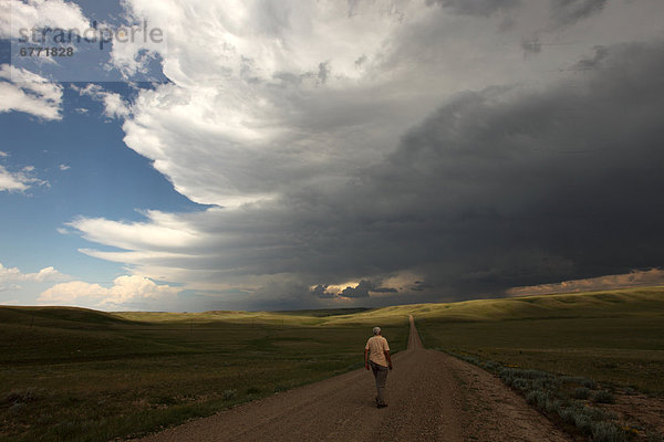 Wolke  gehen  geselliges Beisammensein  über  Sturm  Fernverkehrsstraße  vorwärts  Saskatchewan  Mann  Ranch