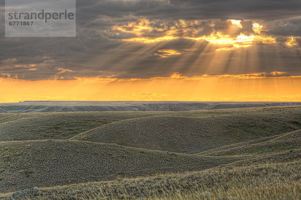 zwischen  inmitten  mitten  Wolke  Sonnenuntergang  Beleuchtung  Licht  Sonnenlicht  Saskatchewan