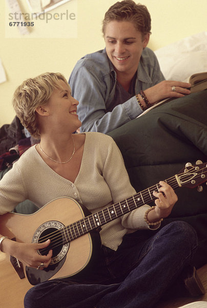 Mann zuhören Freundin Spiel Gitarre
