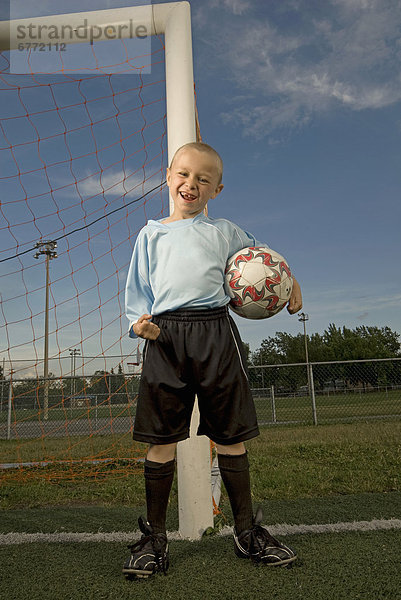 Portrait  Begeisterung  Junge - Person  klein  frontal  Netz  Fußball  Laval  Quebec  Quebec