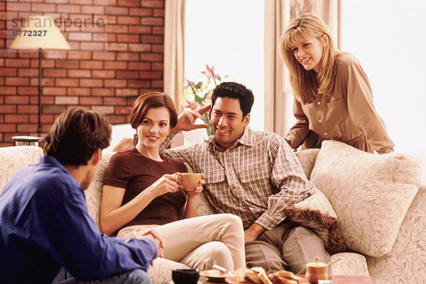 4  Freundschaft  geselliges Beisammensein  Zimmer  Wohnzimmer  Knüpfen von Kontakten