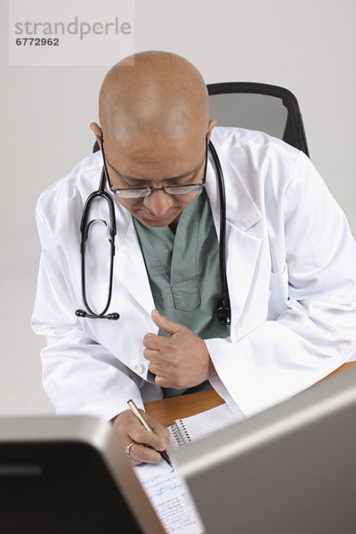 Arzt arbeiten an seinem Schreibtisch
