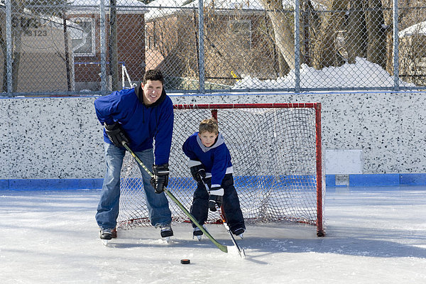 Menschlicher Vater  Sohn  Spiel  Außenaufnahme  Eisbahn  Hockey  Ontario  Toronto