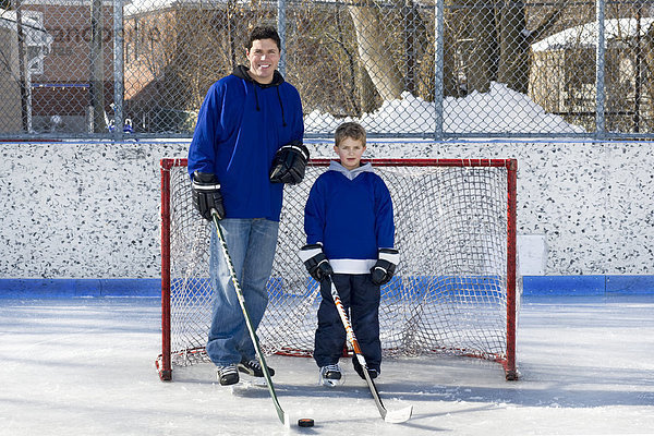 Menschlicher Vater Sohn Spiel Außenaufnahme Eisbahn Hockey Ontario Toronto