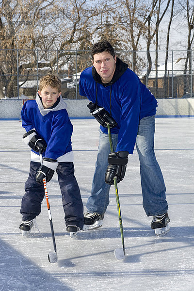 Menschlicher Vater  Sohn  Spiel  Außenaufnahme  Eisbahn  Hockey  Ontario  Toronto