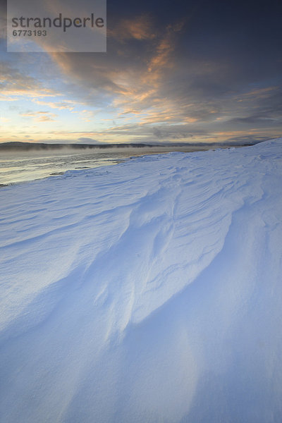 Sonnenuntergang  Himmel  über  See  dahintreibend  Schnee  Yukon