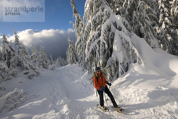 hoch  oben  Portrait  Frau  Berg  British Columbia  Cypress Provincial Park  Schneeschuhlaufen