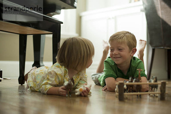 Bruder  Schwester  Tier  Spielzeug  spielen