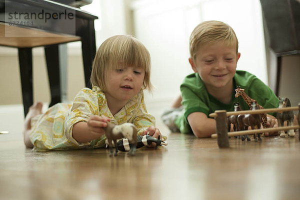 Bruder  Schwester  Tier  Spielzeug  spielen