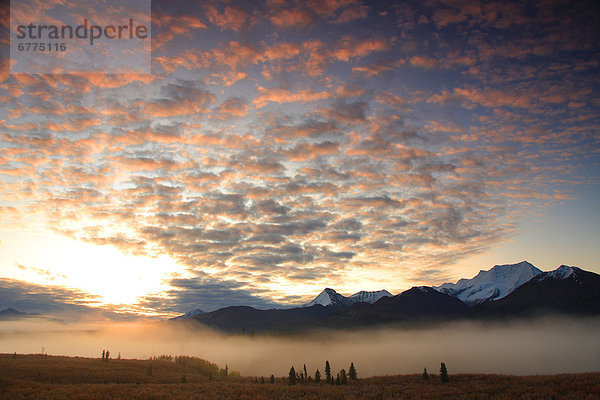 Berg  Wolke  über  Sonnenaufgang  Dunst  Canol Road  Yukon