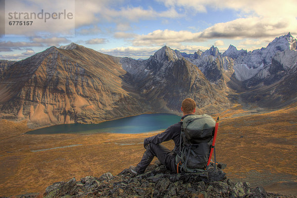 sitzend  Berg  See  Hintergrund  wandern  Herbst  Megalith  teilen  Tombstone Territorial Park  Yukon