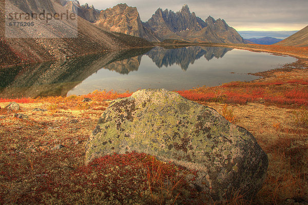 Berg  See  Spiegelung  Herbst  Grabstein  Tombstone Territorial Park  Yukon