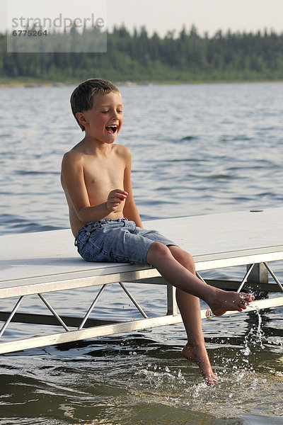 Wasser  Junge - Person  planschen  See  Dock  jung  Alberta