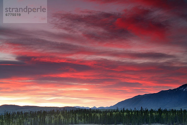 Außenaufnahme  Berg  Sonnenuntergang  über  Bundesstraße  vorwärts  Alaska  Yukon