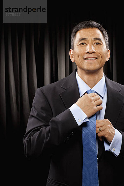 Vereinigte Staaten von Amerika  USA  stehend  Portrait  Geschäftsmann  schwarz  frontal  berichtigen  Krawatte  Utah