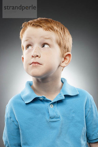 hoch  oben  Studioaufnahme  Portrait  sehen  lächeln  Junge - Person  Hemd  blau  rothaarig  Kleidung  Poloshirt  Polo Shirt  5-6 Jahre  5 bis 6 Jahre