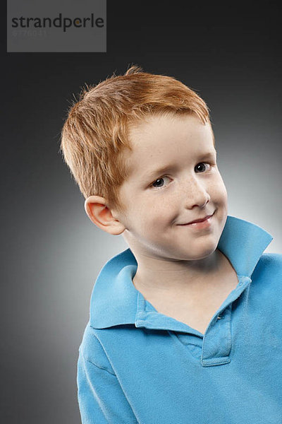 Studioaufnahme  Portrait  lächeln  Junge - Person  Hemd  blau  rothaarig  Kleidung  Poloshirt  Polo Shirt  5-6 Jahre  5 bis 6 Jahre