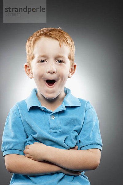 Studioaufnahme  Portrait  lächeln  Junge - Person  Produktion  Hemd  blau  rothaarig  Kleidung  Poloshirt  Polo Shirt  5-6 Jahre  5 bis 6 Jahre