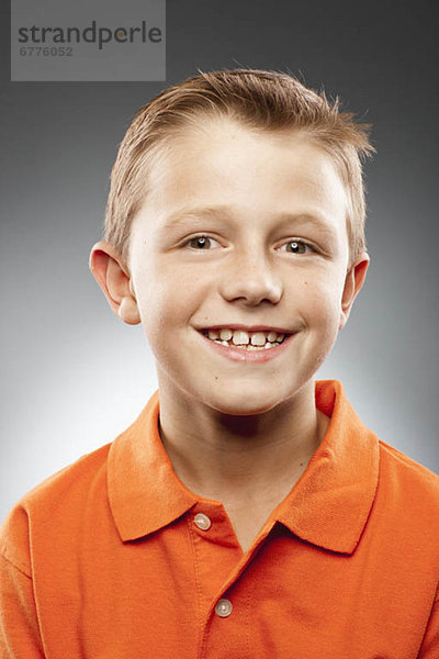 Studioaufnahme  Portrait  sehen  Junge - Person  Hemd  Blick in die Kamera  Kleidung  Poloshirt  Polo Shirt  5-9 Jahre  5 bis 9 Jahre
