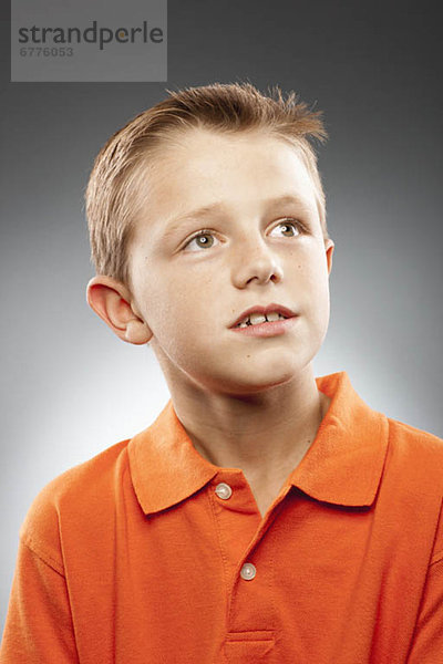 Studioaufnahme  Portrait  sehen  Junge - Person  Hemd  wegsehen  Reise  Kleidung  Poloshirt  Polo Shirt  5-9 Jahre  5 bis 9 Jahre