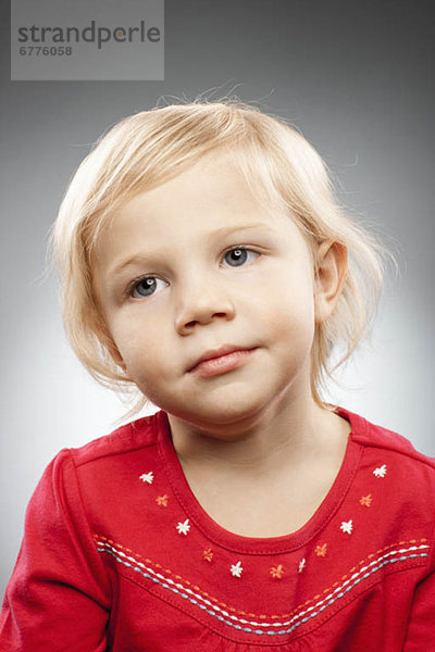 Portrait  Studioaufnahme  2-3 Jahre  2 bis 3 Jahre  Mädchen  blond  Haar