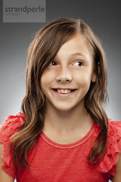 Portrait  lächeln  Studioaufnahme  10-11 Jahre  10 bis 11 Jahre  Mädchen