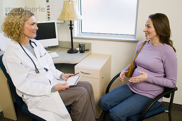 Frau  sprechen  Arzt  Krankenhaus  Schwangerschaft