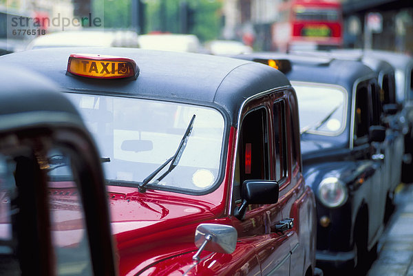 UK  England  London  Reihe von Taxis