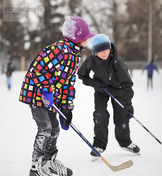 Junge - Person  Eis  Außenaufnahme  Eisbahn  Kanada  Hockey  Manitoba  spielen  Winnipeg
