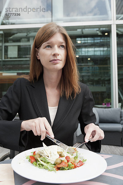 Amsterdam  Hauptstadt  Portrait  Geschäftsfrau  Salat  Cafe  essen  essend  isst  Niederlande