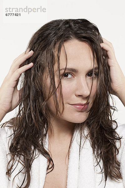 Studioaufnahme  Portrait  Frau  lächeln  nass  Haar