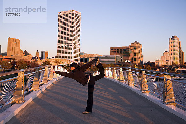 Vereinigte Staaten von Amerika  USA  Frau  Großstadt  Brücke  Yoga  Milwaukee  Wisconsin