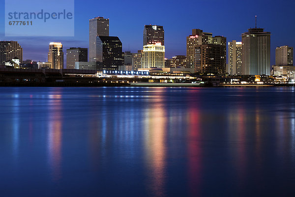 Vereinigte Staaten von Amerika  USA  Skyline  Skylines  beleuchtet  Nacht  Fluss  Louisiana  Mississippi  New Orleans