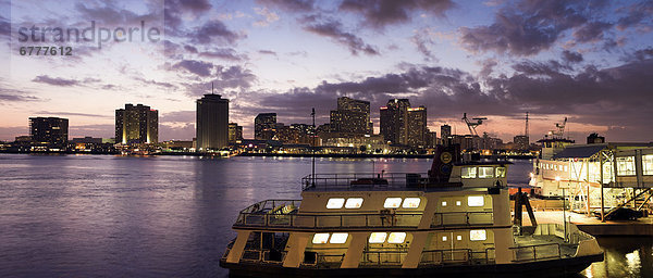 Vereinigte Staaten von Amerika  USA  Skyline  Skylines  Großstadt  Fluss  Fähre  Louisiana  Mississippi  New Orleans