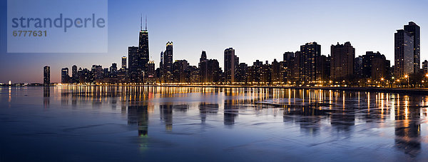 Vereinigte Staaten von Amerika  USA  Skyline  Skylines  Sonnenuntergang  über  Großstadt  See  Chicago  Illinois  Michigan