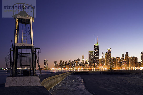 Vereinigte Staaten von Amerika  USA  Skyline  Skylines  Sonnenuntergang  Großstadt  See  Chicago  Illinois  Michigan